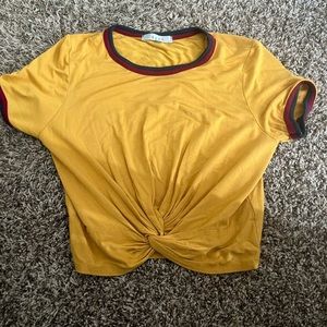Short sleeve crop top with knot